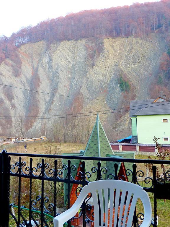 Гостьовий будинок біля річки Яремче